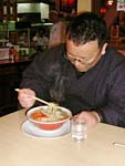 ラーメン、美味しそうですね。店長も大好きです。九州は豚骨ラーメンですが、京都はどうですか？